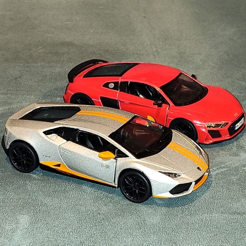 BUNDLE 2 DIE-CAST 1:36 MODEL SUPERCARS 2020 LAMBORGHINI HURICÁN & AUDI R8